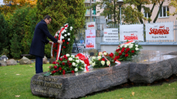 Warszawa, 19.10.2022. Premier Mateusz Morawiecki podczas uroczystości złożenia kwiatów przed grobem bł. ks. Jerzego Popiełuszki na terenie kościoła św. Stanisława Kostki w Warszawie, 19 bm. Dziś przypada 38. rocznica męczeńskiej śmierci kapelana Solidarności. Fot. PAP/L. Szymański