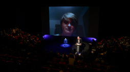 Wystąpienie ukraińskiej poetki, tłumaczki i badaczki literatury Marianny Kijanowskiej (na ekranie), transmitowane podczas gali wręczenia Międzynarodowej Nagrody Literackiej im. Zbigniewa Herberta. Fot. PAP/M. Obara