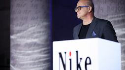 Warszawa, 02.10.2022. Laureat Nagrody Literackiej Nike 2022 za tom „Mondo Cane” Jerzy Jarniewicz podczas uroczystej gali 26. edycji nagrody Nike, w Bibliotece Uniwersytetu Warszawskiego. Literacka Nike to wyróżnienie za najlepszą książkę roku. Fot. PAP/L. Szymański 