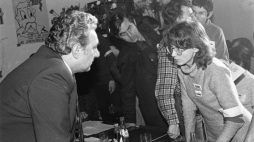 Gdańsk, 16.11.1980 r. Rozmowy i podpisanie porozumienia między pracownikami służby zdrowia, oświaty i kultury, a przedstawicielami rządowych komisji resortowych. Od 7 listopada w budynku Urzędu Wojewódzkiego pracownicy służby zdrowia, oświaty i kultury podjęli strajk okupacyjny w związku z załamaniem sie rozmów ze stroną rządową. Nz. po prawej Alina Pieńkowska, z lewej Andrzej Jedynak. Fot. PAP/S. Kraszewski