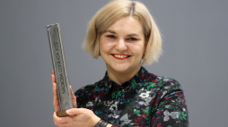 Kraków, 30.10.2022. Paulina Siegień, autorka książki "Miasto bajka", została laureatką Nagrody Conrada za najlepszy debiut literacki 2021, 30 bm. w Krakowie. Celem konkursu jest zwrócenie uwagi czytelników na twórczość debiutantów, wspieranie młodych autorów i kreowanie nowych głosów w polskiej literaturze. Fot. PAP/Ł. Gągulski