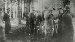 Piaśnica, 1939 r. Odbieranie ofiarom dokumentów przed egzekucją. Zdjęcie wykonał Waldemar Engler - volksdeutsch z Wejherowa, a zarazem członek SS (w cywilu fotograf). Odbitki zdjęć, które wykonał w Piaśnicy zostały wykradzione przez jego polskich pracowników. Źródło: Wikipedia Commons