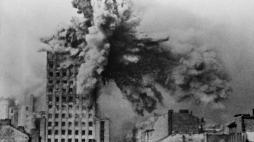 Gmach Prudentialu trafiony pociskiem ciężkiego moździerza. 28 sierpnia 1944 r. Źródło: wikipedia.org