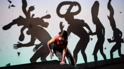 Aktorka Kinga Matusiak-Lasecka podczas próby medialnej spektaklu „Alicja w Krainie Czarów” Lewisa Carrolla na scenie Teatru Andersena w Lublinie. Fot. PAP/W. Jargiło