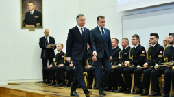 Prezydent Andrzej Duda (L) i wicepremier, minister obrony narodowej Mariusz Błaszczak (P) podczas gali z okazji 100-lecia Wyższego Wojskowego Szkolnictwa Morskiego i Akademii Marynarki Wojennej w Gdyni. Fot. PAP/A. Warżawa