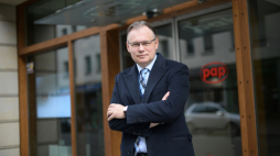 oseł PiS Arkadiusz Mularczyk przed siedzibą Polskiej Agencji Prasowej w Warszawie. Fot. PAP/M. Obara