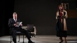 Kraków, 11.10.2022. Aktorzy Paweł Sanakiewicz (L) i Monika Niemczyk (P) podczas próby medialnej spektaklu „Aleja zasłużonych” w Teatrze Bagatela. Fot. PAP/Ł. Gągulski 