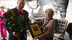 Prezes IPN dr Karol Nawrocki i Barbara Bianga-Janczukowicz podczas uroczystości nadania klubowi Brzostek Top Team, imienia jej ojca - Jana Biangi. Fot. PAP/M. Gadomski