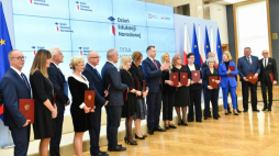 Minister edukacji i nauki Przemysław Czarnek (C) pozuje do zdjęcia z nagrodzonymi podczas uroczystości z okazji Dnia Edukacji Narodowej. Warszawa, 13.10.2022. Fot. PAP/P. Nowak
