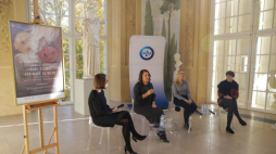 Zastępca dyrektora Polskiej Opery Królewskiej Magdalena Kaczorowska (2L), reżyserka Kamila Siwińska (2P) i dyrygentka Lilianna Krych (P), prowadząca spotkanie Agata Kwiecińska (L) podczas konferencji prasowej poświęconej premierze spektaklu "The turn of the screw (Dokręcanie śruby)" w Teatrze Królewskim. Fot. PAP/A. Zawada