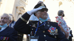 Najmłodszy żołnierz 2 Korpusu Polskiego gen. Andersa kpt. Krzysztof Flizak (C) podczas rzymskich obchodósw 80. rocznicy utworzenia armii generała Władysława Andersa. 2021 r. Fot. PAP/A. Zawada