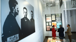 Wicepremier, minister kultury i dziedzictwa narodowego Piotr Gliński (C-tyłem), dyrektor Narodowego Centrum Kultury Rafał Wiśniewski (P) oraz kuratorka Maria Dorota Pieńkowska (L) podczas otwarcia wystawy "Janusz Krasiński – przeciw milczeniu" w Kordegardzie. Fot. PAP/R. Guz