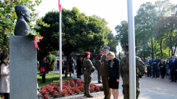 Ambasador RP w Republice Włoskiej Anna Maria Anders (C-P) i płk rez. Alfred Kabata (C-L) złożyli kwiaty przed pomnikiem generała Andersa na Placu Wolności w Krośniewicach. 14.10.2022. Fot. PAP/R. Zawistowski