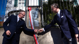 Odsłonięcie tablicy upamiętniającej Józefa Mackiewicza w Monachium. Fot. Sławek Kasper (IPN)