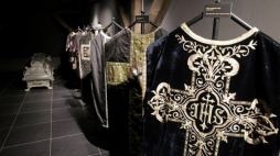 Artefakty związane z obrządkami pogrzebowymi na wystawie w Muzeum Archidiecezji Warmińskiej w Olsztynie. Fot. PAP/T. Waszczuk