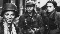 Powstanie Warszawskie: żołnierze zgrupowania "Radosław" po przejściu kanałami z placu Krasińskich do ulicy Wareckiej na Śródmieście, nad ranem 2 IX 1944. Pierwszy od lewej w hełmie Tadeusz Rajszczak "Maszynka" z baonu "Miotła". Źródło: Wikimedia Commons