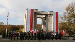 Wicepremier, minister obrony narodowej Mariusz Błaszczak (C-P), wiceminister obrony narodowej Marcin Ociepa (2P) oraz dowódca 10 Opolskiej Brygady Logistycznej gen. bryg. Maciej Siudak (P) na wspólnym zdjęciu z uczestnikami uroczystości ślubowania klas mundurowych przed Pomnikiem Czynu Powstańczego na Górze św. Anny. 23.10.2022. Fot. PAP/K. Świderski