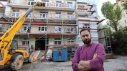 Michał Murzyn przed remontowanym budynkiem historycznej willi „Palace” - dawnym posterunku gestapo w Zakopanem. 09.2022. Fot. PAP/G. Momot