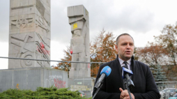 Olsztyn, 19.10.2022. Prezes Instytutu Pamięci Narodowej Karol Nawrocki podczas konferencji prasowej pod pomnikiem Wyzwolenia Ziemi Warmińskiej i Mazurskiej w Olsztynie. Spotkanie dot. dekomunizacji przestrzeni publicznej. Fot. PAP/T. Waszczuk 