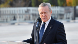 Wicepremier, minister kultury i dziedzictwa narodowego Piotr Gliński podczas otwarcia wystawy „Okruchy przeszłości” na Placu Marszałka Józefa Piłsudskiego w Warszawie. Fot. PAP/R. Pietruszka