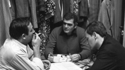 Realizacja serialu „Polskie drogi”: Janusz Morgenstern (C) oraz aktorzy Kazimierz Kaczor (L) i Karol Strasburger (P). Fot. PAP/CAF/W. Rozmysłowicz