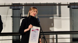 Laureatka Nagrody Grand Prix Konkursu Monika Szymaszek podczas ogłoszenia wyników IV edycji konkursu fotograficznego na najlepsze zdjęcie wykonane podczas obchodów rocznicy Powstania Warszawskiego. Fot. R. Pietruszka