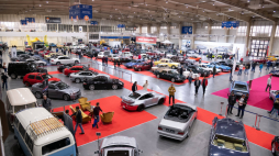 Poznań, 05.11.2021. Targi Pojazdów Zabytkowych RETRO MOTOR SHOW na terenie Międzynarodowych Targów Poznańskich. Fot. PAP/J. Kaczmarczyk