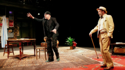 Aktorzy Cezary Żak (L) i Artur Barciś (P) podczas próby medialnej sztuki „Słoneczni Chłopcy” Neila Simona w reż. Marcina Hycnara w Och-Teatrze w Warszawie. Fot. PAP/A. Zawada