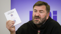 Warszawa, 18.06.2015. Przewodniczący Ruchu Ekologicznego św. Franciszka z Asyżu REFA o. prof. Stanisław Jaromi podczas prezentacji ekologicznej encykliki "Laudato si" (Pochwalony bądź) papieża Franciszka. Fot. PAP/P. Supernak