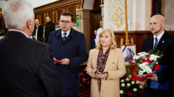 Uroczystość przekazania Krzyża Oficerskiego Orderu Odrodzenia Polski na ręce najbliższej rodziny Stanisławy Zdybał-Lepak. Źródło: Małopolski Urząd Wojewódzki