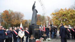 Wiceminister edukacji i nauki Dariusz Piontkowski (5P) podczas uroczystości złożenia kwiatów przed pomnikiem bł. ks. Jerzego Popiełuszki w Suchowoli. 23.10.2022. Fot. PAP/A. Reszko
