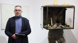 Dyrektor stołecznego Muzeum Karykatury Paweł Płoski podczas otwarcia wystawy pt. "Szajna: Mierzę celniej, bo na pudła nie mam czasu". Fot. PAP/L. Szymański