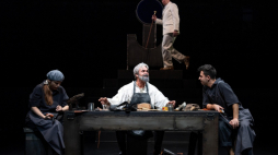 Aktorzy: Martyna Witowska-Grabosz (L) Dariusz Bereski (C) i Błażej Michalski (P) na próbie prasowej na Dużej Scenie Teatru Polskiego we Wrocławiu spektaklu „Szewcy” Stanisława Ignacego Witkiewicza w reżyserii Stanisława Melskiego. Fot. PAP/M. Kulczyński