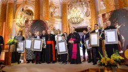 Metropolita warszawski kardynał Kazimierz Nycz (5L), założycielka fundacji Gajusz Tisa Żawrocka-Kwiatkowska (2L), ks. Leszek Kryża (3L) i nuncjusz apostolski w Polsce Salvatore Pennacchio (5P) podczas gali wręczenia nagród Totus Tuus. Warszawa, 15.10.2022. Fot. PAP/R. Guz