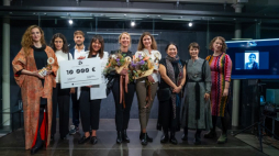 Od lewej strony: Marta Kowalewska – kuratorka 17. MTT; Ana Paula Cohen – członkini Jury; Adam Pustelnik – wiceprezydent Miasta Łodzi; Aneta Dalbiak – dyrektorka Centralnego Muzeum Włókiennictwa w Łodzi; Katja Felle – zdobywczyni Brązowego Medalu,  Zhanna Petrenko – zdobywczyni Srebrnego Medalu; Mizuki Takahashi – członkini Jury; Ann Coxon – członkini Jury; Alex Younger – członkini Jury; Moumita Basak – zdobywczyni Złotego Medalu. Foto HaWa. Źródło: Centralne Muzeum Włókiennictwa w Łodzi