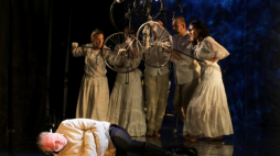 Aktor Jarosław Cupriak (przód) podczas próby dla mediów przed premierą sztuki „Upiory i cudy” w Olsztyńskim Teatrze Lalek. Fot. PAP/T. Waszczuk