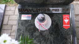Oznaczony grób powstańca śląskiego śp. Piotra Wadasa znakiem „Tobie Polsko” na cmentarzu przy kościele pw. Trójcy Przenajświętszej. Chełm Śląski, 24.08.2021. Fot. PAP/H. Bardo