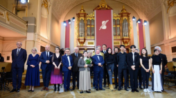 Laureatka I nagrody Hina Maeda z Japonii (C) z jury i pozostałymi finalistami podczas ogłoszenia wyników XVI Międzynarodowego Konkursu Skrzypcowego im. Henryka Wieniawskiego. Fot. PAP/J. Kaczmarczyk
