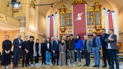 Zwyciężczyni 16. Międzynarodowego Konkursu Skrzypcowego im. Henryka Wieniawskiego Hina Maeda (C), zdobywczyni 2 miejsca Meruert Karmenova (5P), zdobywca 3 miejsca Qingzhu Weng (6P), wicepremier, minister kultury Piotr Gliński (9P) oraz skrzypek Augustin Dumay (2P) w trakcie spotkania w auli Uniwersytetu im. Adama Mickiewicza w Poznaniu. Fot. PAP/P. Jaskółka