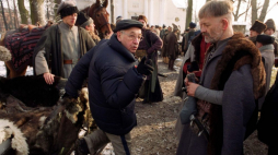 Reżyser Andrzej Wajda i Andrzej Seweryn (rejent Milczek) na planie filmu „Zemsta”. Fot. PAP/J. Turczyk