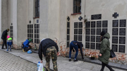 Akcja „Znicz dla Bohatera”: członkowie i sympatycy Związku Żołnierzy Narodowych Sił Zbrojnych podczas akcji porządkowania mogił żołnierzy podziemia narodowego na cmentarzu przy ul. Unickiej. Lublin, 28.02.2021. Fot. PAP/W. Jargiło