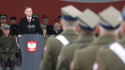 Obchody Narodowego Święta Niepodległości. Prezydent Andrzej Duda (2L) podczas uroczystej odprawy wart przed Grobem Nieznanego Żołnierza na pl. Piłsudskiego. Warszawa, 11.11.2022. Fot. PAP/A. Zawada