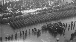 Obchody Święta Niepodległości w Warszawie - oddziały piechoty defilujące przed trybuną honorową. 11.11.1937. Źródło: NAC