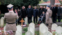 Polska delegacja składa kwiaty na Cmentarzu Lotników Polskich w Newark-on-Trent, dotychczasowym miejscu pochówku trzech pierwszych prezydentów RP na uchodźstwie. Newark, Wielka Brytania, 06.11.2022. Fot. PAP/M. Marek