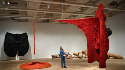 Londyn, 15 11 2022. Wystawa prac Magdaleny Abakanowicz pt. „Every Tangle of Thread and Rope” (Każda plątanina nici i lin) w galerii Tate Modern. Fot. PAP/EPA/A. Rain