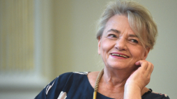 Przemyśl, 23.07.2021. Aktorka teatralna, filmowa i telewizyjna, a także profesor Akademii Teatralnej im. Aleksandra Zelwerowicza w Warszawie Anna Seniuk podczas spotkania z publicznością w Przemyskiej Bibliotece Publicznej w Przemyślu. Fot. PAP/D. Delmanowicz