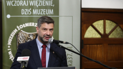 Warszawa, 15.11.2022. Dyrektor Oddziału Instytutu Pamięci Narodowej w Krakowie Filip Musiał podczas inauguracji etapu mazowieckiego VI edycji projektu edukacyjnego "Łączka i inne miejsca poszukiwań", 15 bm. w Muzeum Żołnierzy Wyklętych i Więźniów Politycznych PRL w Warszawie. Fot. PAP/T. Gzell