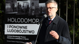 Warszawa, 03.11.2022. Dyrektor Muzeum Historii Polski Robert Kostro podczas otwarcia wystawy pt. "Hołodomor i ponowne ludobójstwo" w Galerii Plenerowej Muzeum Łazienek Królewskich w Warszawie, 3 bm. Wydarzenie zorganizowało Narodowe Muzeum Hołodomoru-Ludobójstwa w Kijowie. Fot. PAP/T. Gzell
