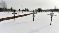 Huta Pieniacka, Ukraina, 25.02.2018. Krzyże na symbolicznych mogiłach przy pomniku upamiętniającym mord mieszkańców polskiej miejscowości Huta Pieniacka na Ukrainie, 25 bm. Pomnik postawiono w miejscu, gdzie znajdowała się polska wieś. Zbrodni w Hucie Pieniackiej dokonały oddziały UPA i SS Galizien 28 lutego 1944 r. Fot. PAP/D. Delmanowicz