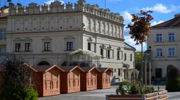 Jarosław, 09.10.2022. Kamienica Orsettich w Jarosławiu w trakcie renowacji, 9 bm. Kamienica Orsettich jest uważana za jeden z najcenniejszych zabytkowych budynków przy jarosławskim rynku. Obiekt został wzniesiony w drugiej połowie XVI w. Fot. PAP/D. Delmanowicz